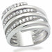 Perspective élégante d'une bague en laiton rhodié et zircons, mettant en valeur son design entrelacé, Maison Mercier.