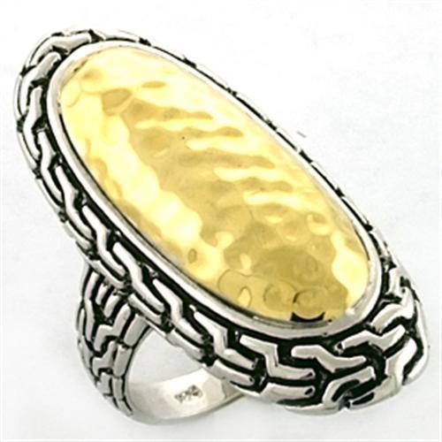 Détail d'une bague ovale en argent rhodié avec un plateau martelé doré et une bande tressée, Maison Mercier.