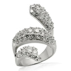 Vue rapprochée de la bague serpentin, mettant en lumière le sertissage précis des zircons sur l'argent poli.
