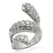 Vue rapprochée de la bague serpentin, mettant en lumière le sertissage précis des zircons sur l'argent poli.