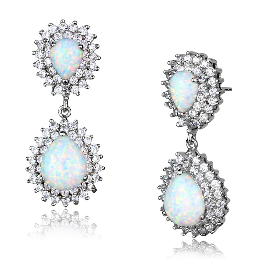 Détail d'une boucle d'oreille pendante en argent rhodié, opale poire et halo de zircons, vue de face, Maison Mercier.
