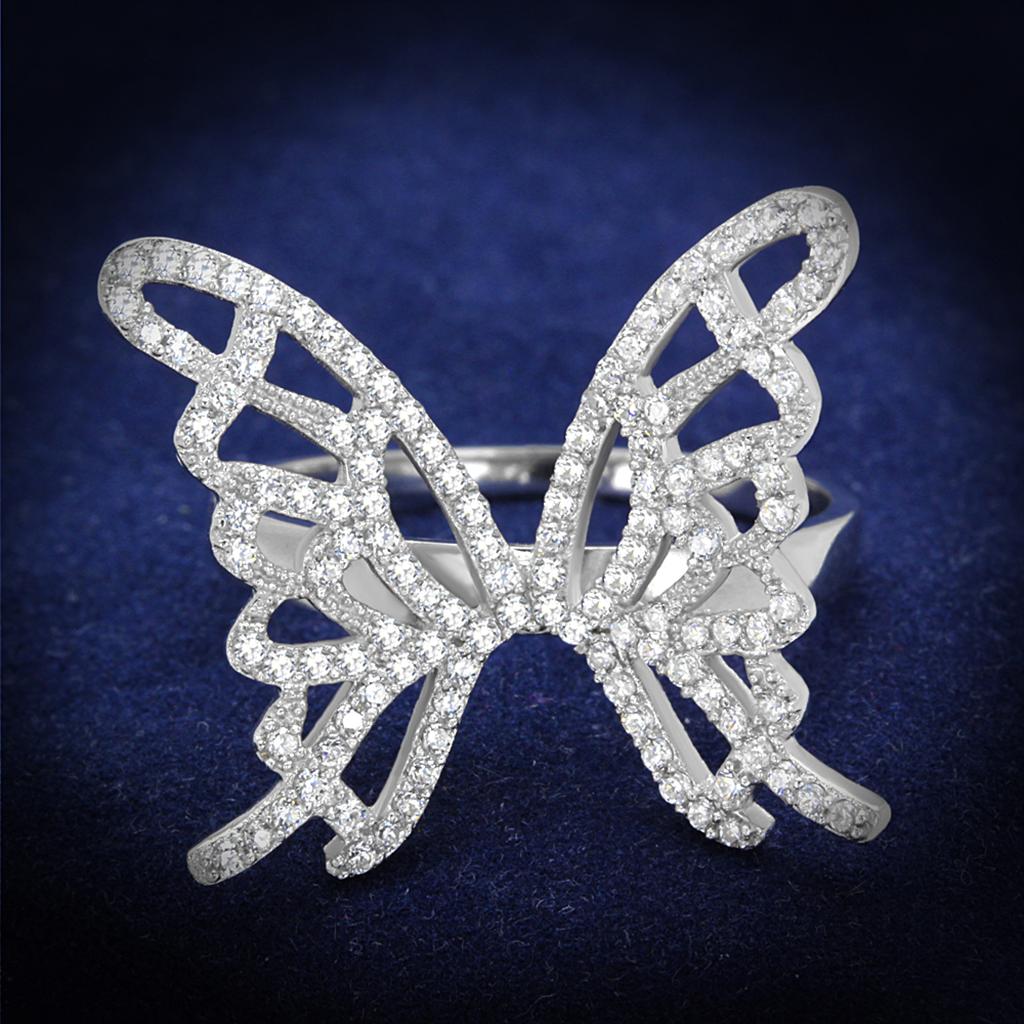 Détail d'une bague papillon en argent rhodié ornée de zircons scintillants, Maison Mercier.
